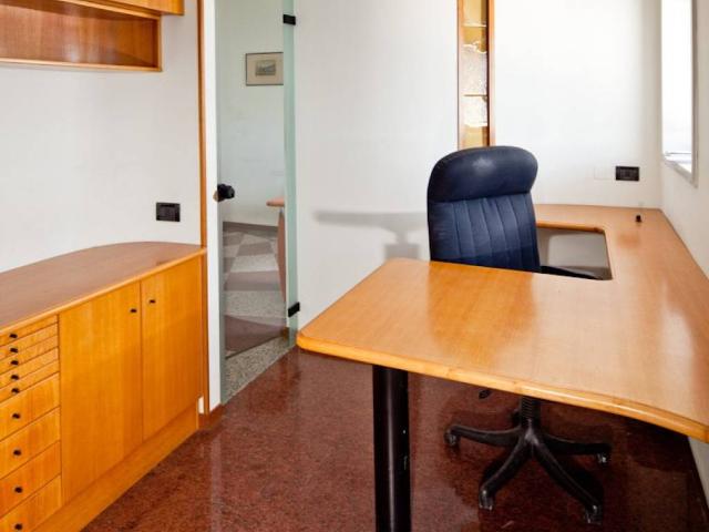 Locale Commerciale in vendita a Villa Fastiggi, Marche