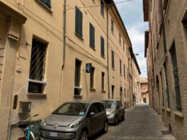 Locale Commerciale in vendita a Centro Storico, Marche