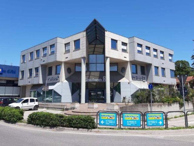 Locale Commerciale in vendita a Miralfiore, Marche