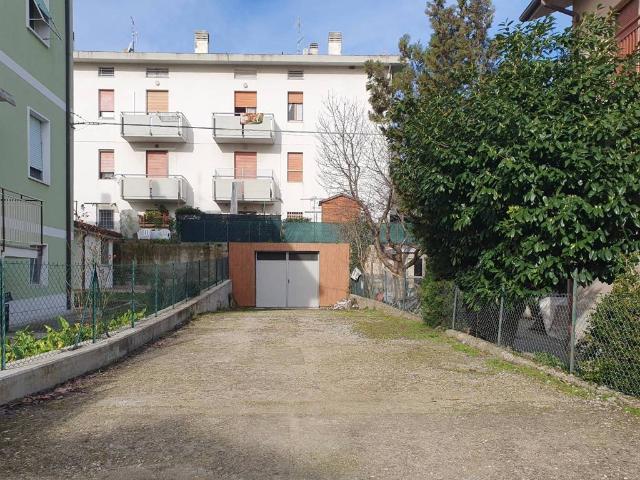 Locale Commerciale in vendita a Case Bruciate, Pesaro