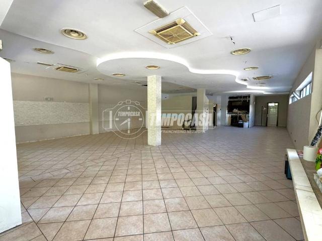 Locale Commerciale in vendita a Cattabrighe, Marche