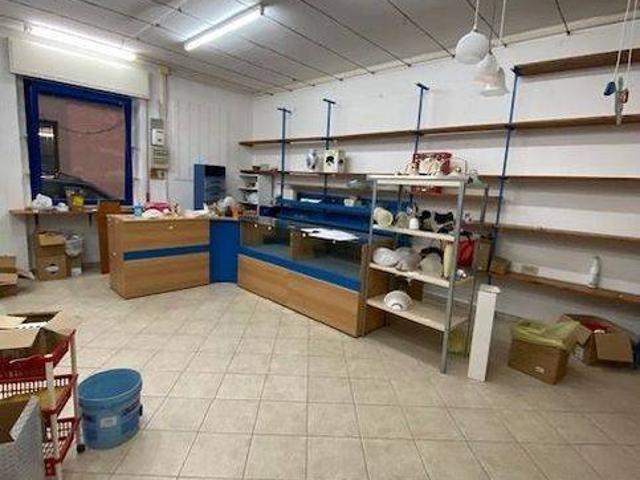 Locale Commerciale in vendita a Centro Storico, Marche