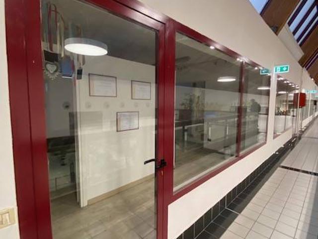Locale Commerciale in vendita a Miralfiore, Marche