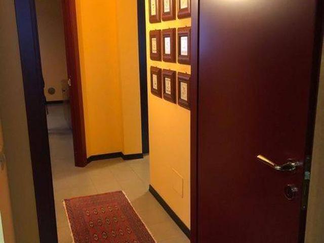 Locale Commerciale in vendita a Torraccia, Marche