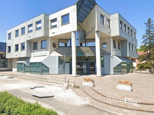 Locale Commerciale in vendita a Miralfiore, Marche