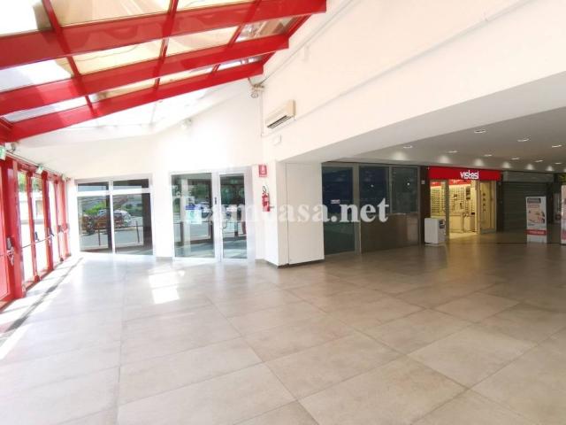 Locale Commerciale in vendita a Miralfiore, Marche