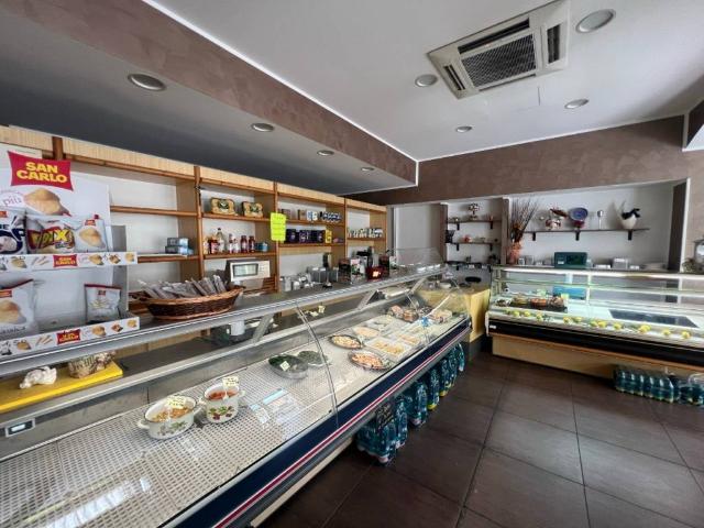 Locale Commerciale in vendita a Centro Storico, Marche
