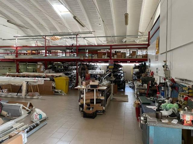 Locale Commerciale in vendita a Marche, Pesaro E Urbino