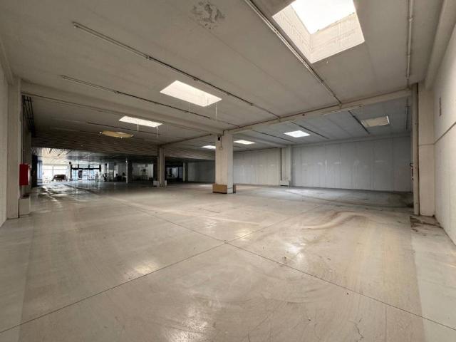 Locale Commerciale in vendita a Torraccia, Marche