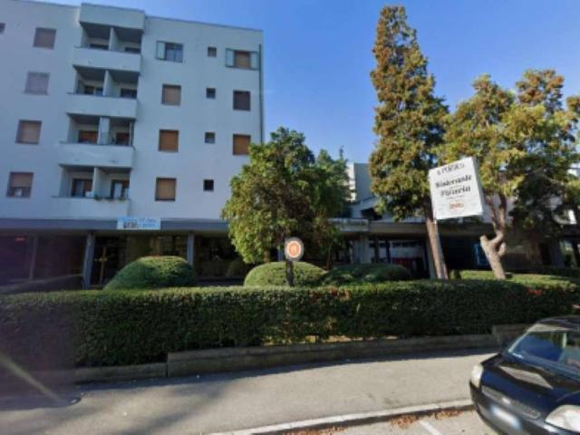 Locale Commerciale in vendita a Cattabrighe, Marche
