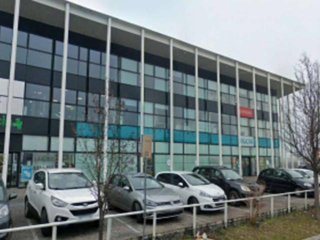 Locale Commerciale in vendita a Villa Fastiggi, Marche