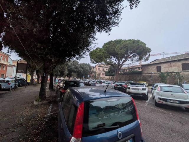 Locale Commerciale in vendita a Centro Storico, Marche