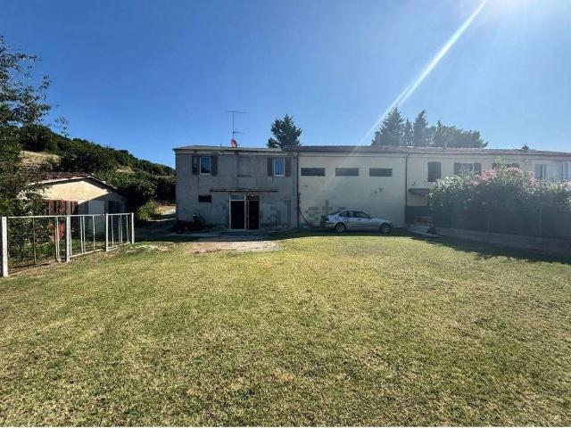 Locale Commerciale in vendita a Cattabrighe, Marche