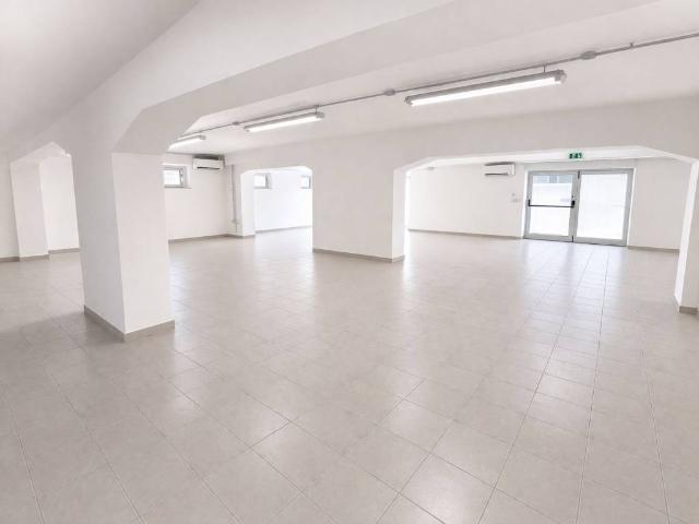 Locale Commerciale in vendita a Miralfiore, Marche