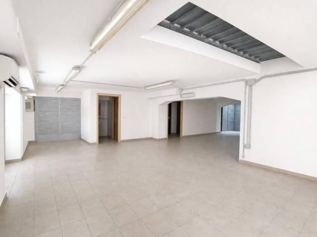 Locale Commerciale in vendita a Miralfiore, Marche
