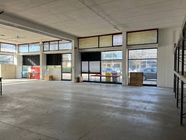 Locale Commerciale in vendita a Torraccia, Marche