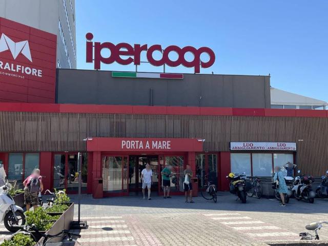 Locale Commerciale in vendita a Miralfiore, Marche