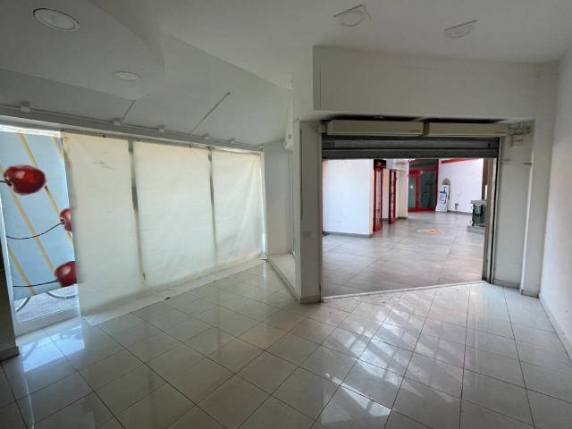 Locale Commerciale in vendita a Miralfiore, Marche
