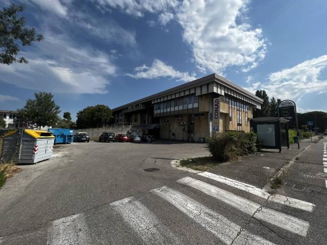 Locale Commerciale in vendita a 5 Torri, Marche