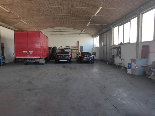 Locale Commerciale in vendita a Villa Fastiggi, Marche
