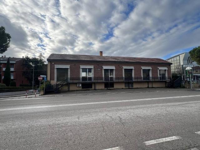 Locale Commerciale in vendita a Marche, Pesaro E Urbino