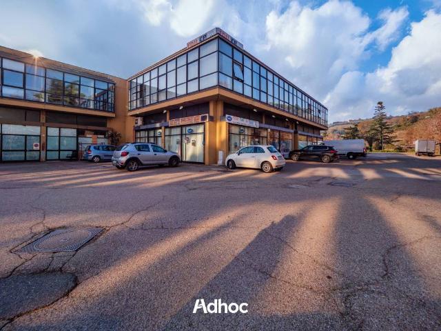 Locale Commerciale in vendita a Torraccia, Marche