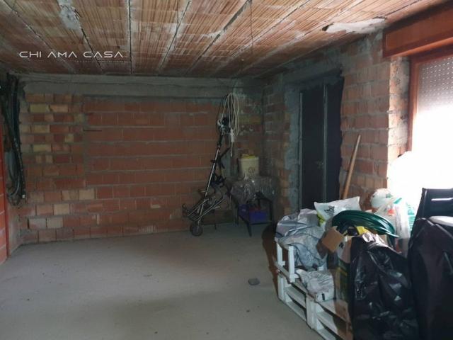 Locale Commerciale in vendita a Case Bruciate, Marche
