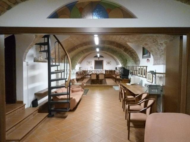 Locale Commerciale in vendita a Centro Storico, Marche