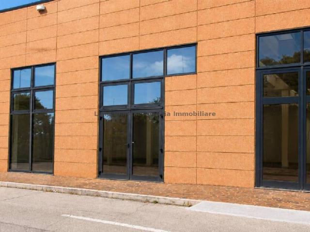 Locale Commerciale in vendita a Marche, Pesaro E Urbino