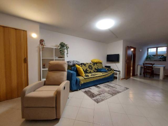 Locale Commerciale in vendita a Miralfiore, Marche
