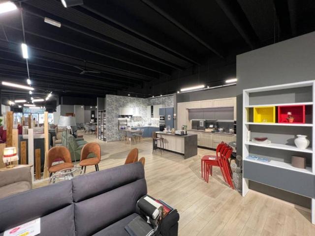 Locale Commerciale in vendita a Torraccia, Marche