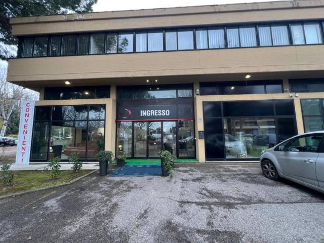 Locale Commerciale in vendita a Torraccia, Marche