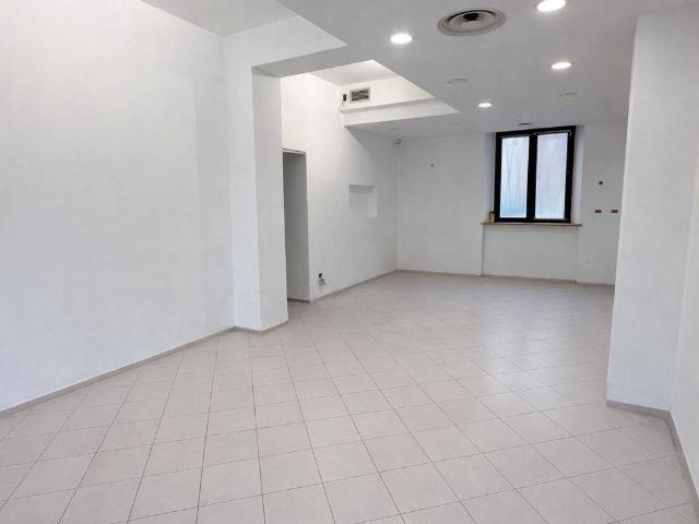 Locale Commerciale in vendita a 5 Torri, Marche
