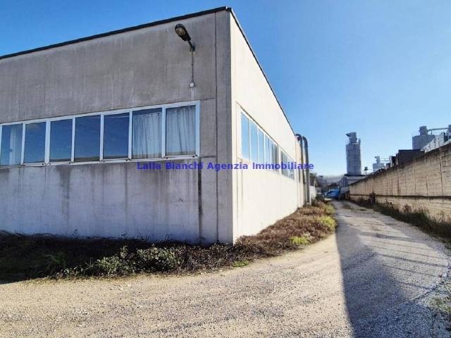 Locale Commerciale in vendita a Marche, Pesaro E Urbino