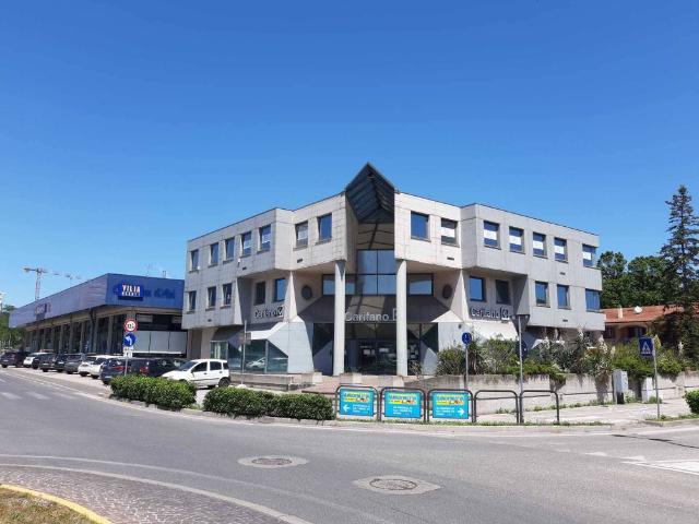 Locale Commerciale in vendita a Miralfiore, Marche