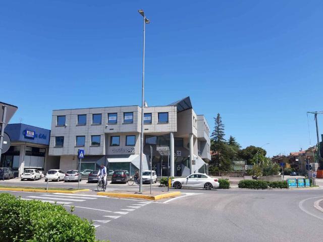 Locale Commerciale in vendita a Miralfiore, Marche