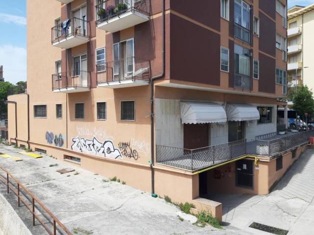 Locale Commerciale in vendita a Centro storico, Pesaro