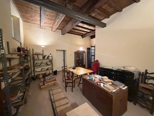 Locale Commerciale in vendita a Centro Storico, Marche