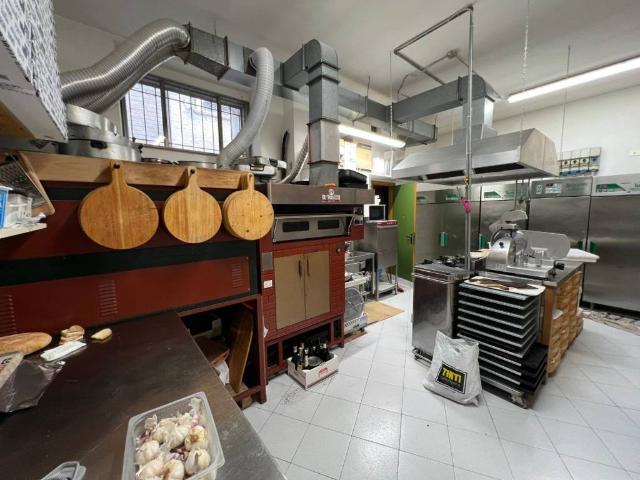 Locale Commerciale in vendita a Villa Fastiggi, Marche