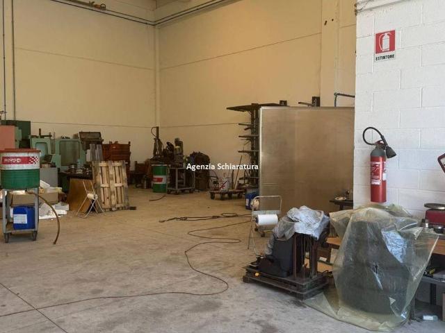 Locale Commerciale in vendita a Case Bruciate, Marche