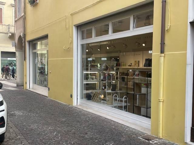 Locale Commerciale in vendita a Centro storico, Pesaro