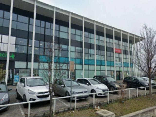 Locale Commerciale in vendita a Villa Fastiggi, Marche