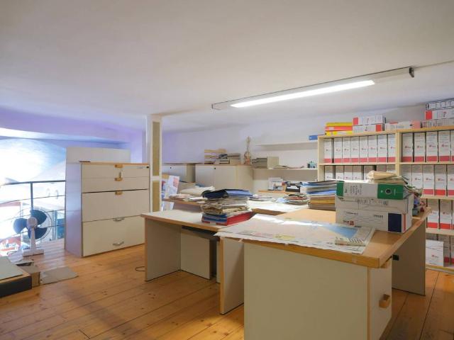 Locale Commerciale in vendita a Centro Storico, Marche