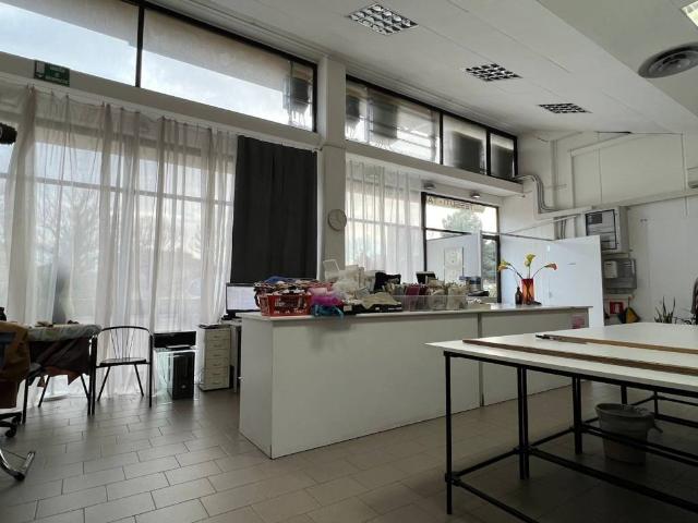 Locale Commerciale in vendita a Torraccia, Marche