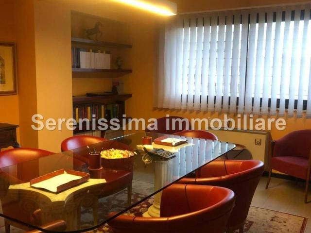 Locale Commerciale in vendita a Torraccia, Marche