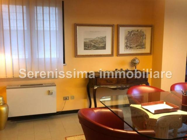 Locale Commerciale in vendita a Torraccia, Marche