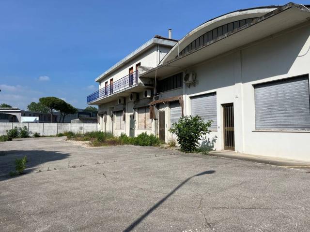 Locale Commerciale in vendita a Marche, Pesaro E Urbino