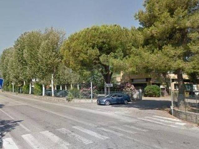 Locale Commerciale in vendita a Torraccia, Marche