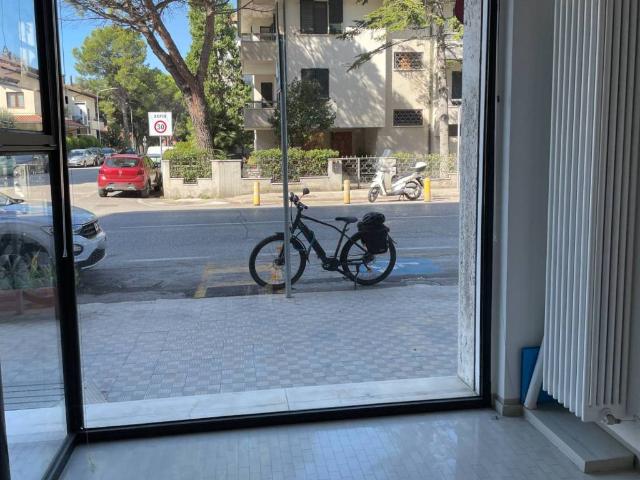 Locale Commerciale in vendita a Loreto, Marche