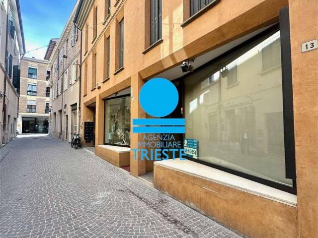 Locale Commerciale in vendita a Centro Storico, Marche